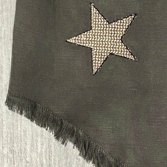 LIKE NEW! Women's Rails Loren - Gray Button down w/Stars - MEDIUM - Picture 7 of 10